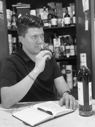 Ross Eva - B2B & B2C Sales Manager